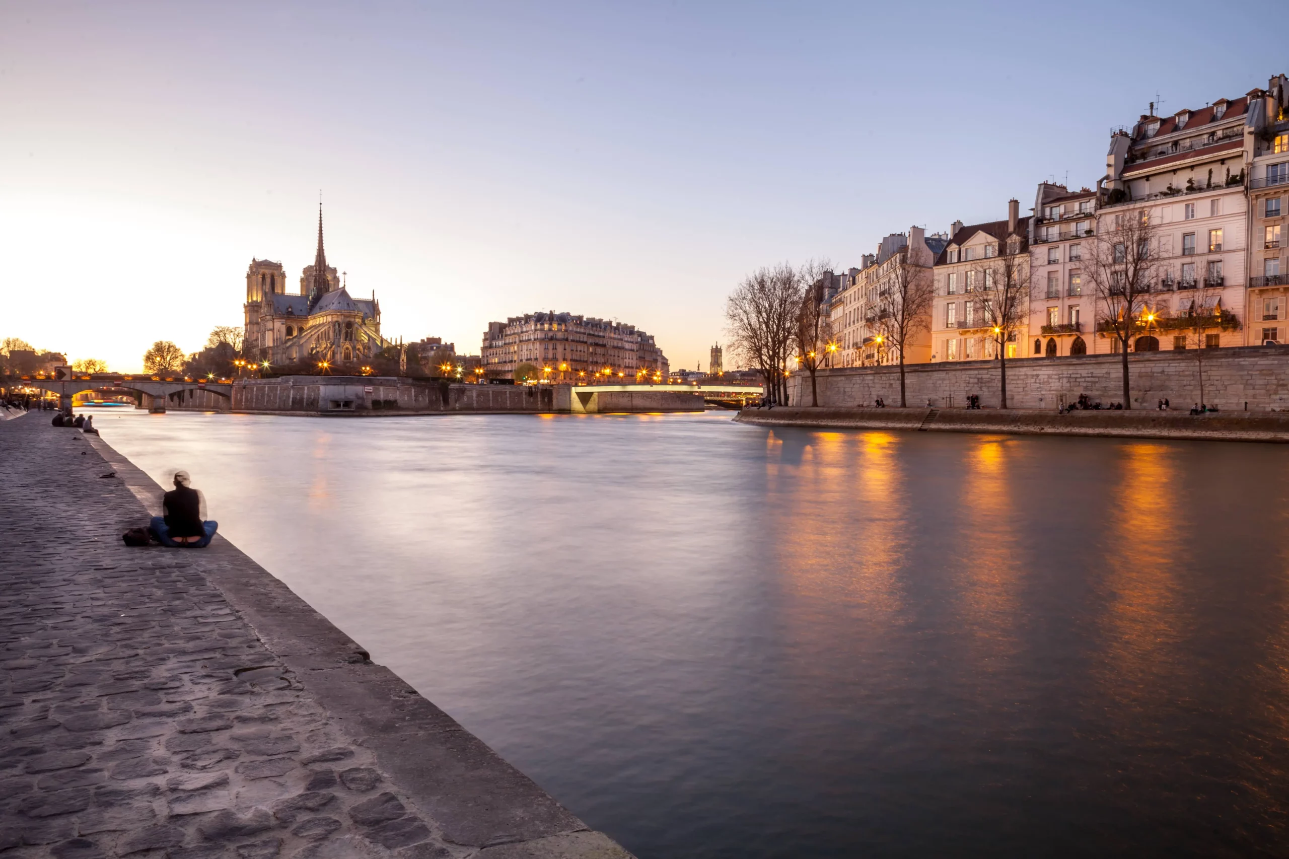 Rives de la Seine à Paris 5ème, promenade romantique vers l'Île de la Cité et le quartier latin | hotel saint-christophe